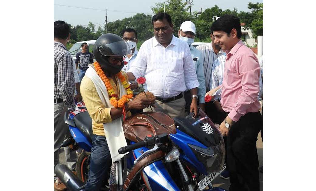 महासमुंद : हेलमेट पहनकर दोपहिया वाहन चलाने वाले चालकों को कल... - CG Sandesh