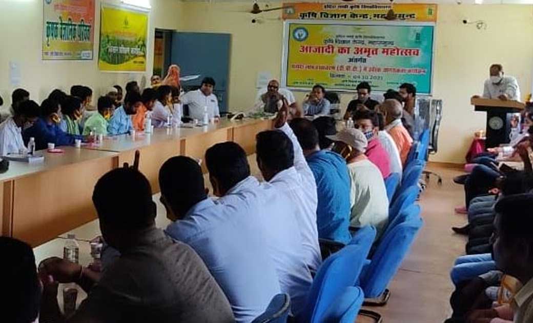  महासमुंद : आजादी का अमृत महोत्सव : कृषि वैज्ञानिकों ने किसा... - CG Sandesh