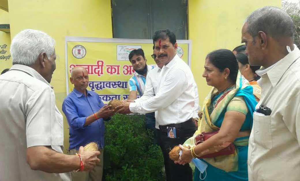 महासमुंद : आजादी का अमृत महोत्सव : वरिष्ठ नागरिकों का किया ग... - CG Sandesh