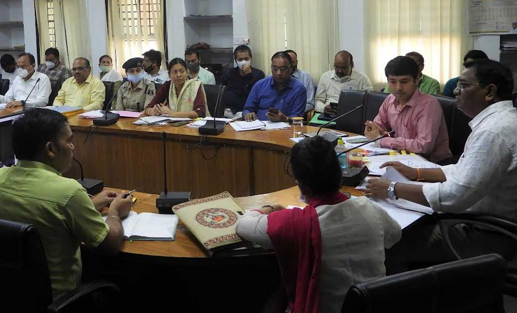 महासमुंद : कलेक्टर की अध्यक्षता में समय-सीमा की बैठक, कोरोना... - CG Sandesh