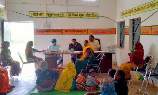 ग्राम पंचायत सरधापाठ में स्वास्थ्य शिविर लगाकर लोगों का स्वा... - CG Sandesh