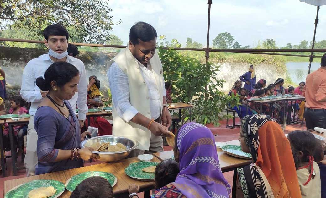 महासमुंद : कलेक्टर एवं सीईओ ने नन्हे-मुन्ने बच्चों को खुद पर... - CG Sandesh