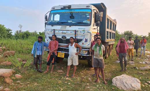 जंगल में एफडीसी अफसरों की दबिश, बोल्डर पत्थरों से भरा हाइवा ... - CG Sandesh