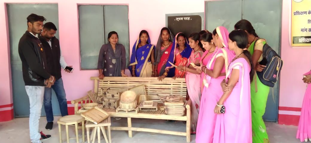 महासमुंद: कमार जाति महिलाओं का बांस बना कमाई का ज़रिया, बनात... - CG Sandesh