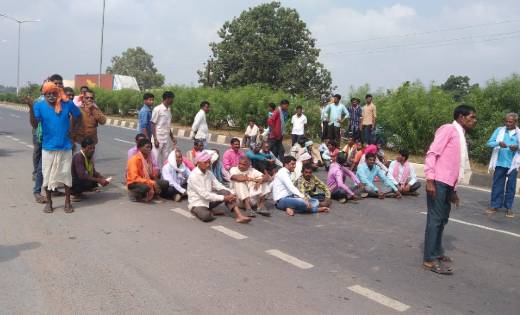 पिथौरा: खाते में न्याय योजना की राशि नहीं आने पर किसानों ने किया चक्का जाम