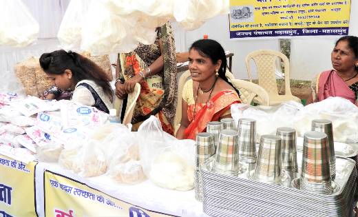 महासमुंद: समूह की महिलायें बर्तन बैंक से से कर रही आमदनी में... - CG Sandesh