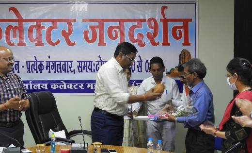 महासमुन्द: कलेक्टर ने सहायक वर्ग 03 सतनांद यादव को सेवानिवृत... - CG Sandesh