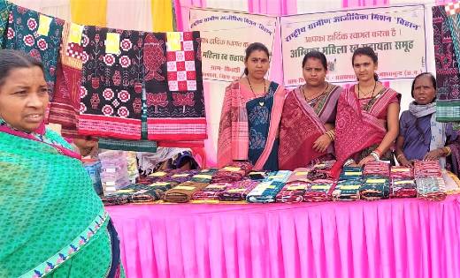 महासमुंद: किसड़ी के सीता महिला स्व-सहायता समूह की महिलाएं सूत... - CG Sandesh