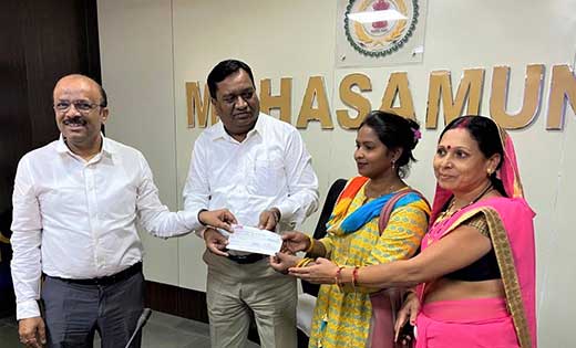 महासमुंद :  ढाई हजार से अधिक राशि के महिला समूह द्वारा निर्म... - CG Sandesh