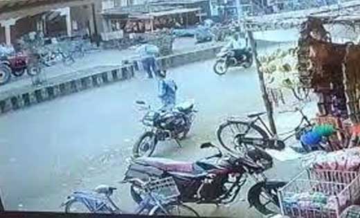 दिनदहाड़े मोटरसाइकिल की डिक्की से हजारों रुपय की चोरी, घटना स... - CG Sandesh