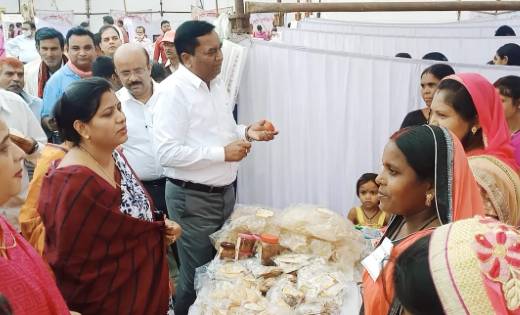 महासमुन्द: बिहान बाजार में दिदीयों के द्वारा उत्पादित सामाग्... - CG Sandesh