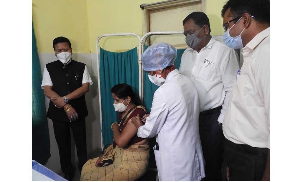 महासमुन्द में कोविड का पहला टीका अंजु तिवारी को लगा, संसदीय ... - CG Sandesh