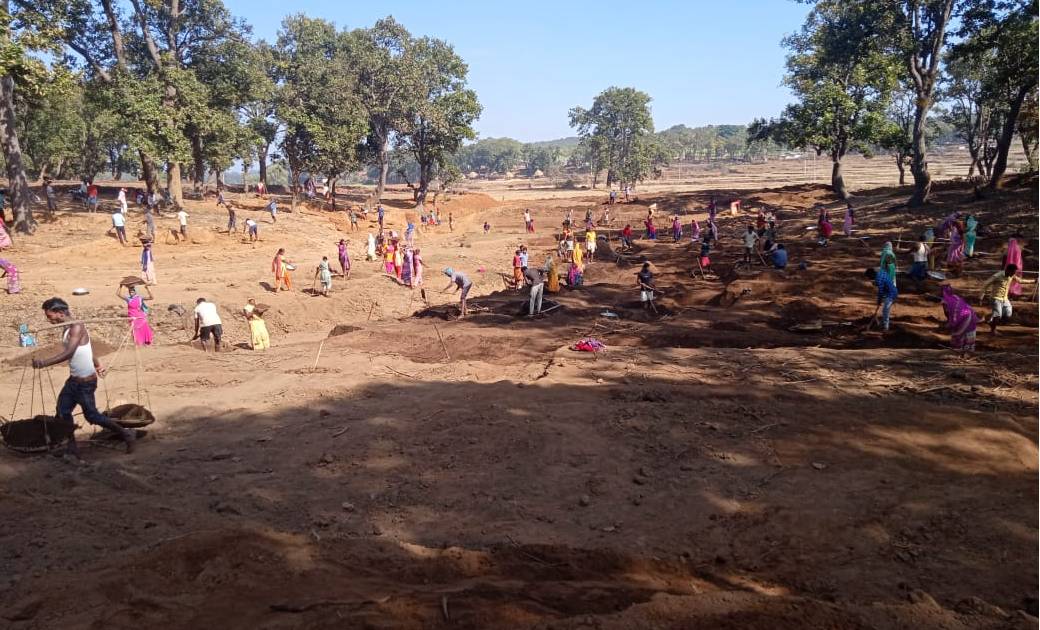सरपंच सचिव द्वारा काबिज़ भूमि पर जबरन  करवाया जा रहा था तलाब ... - CG Sandesh