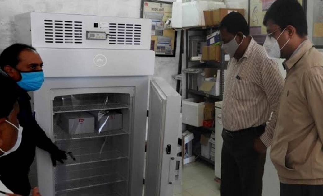 कलेक्टर  डोमन सिंह ने कोविड वैक्सीन की पहली खेप का अवलोकन कि... - CG Sandesh