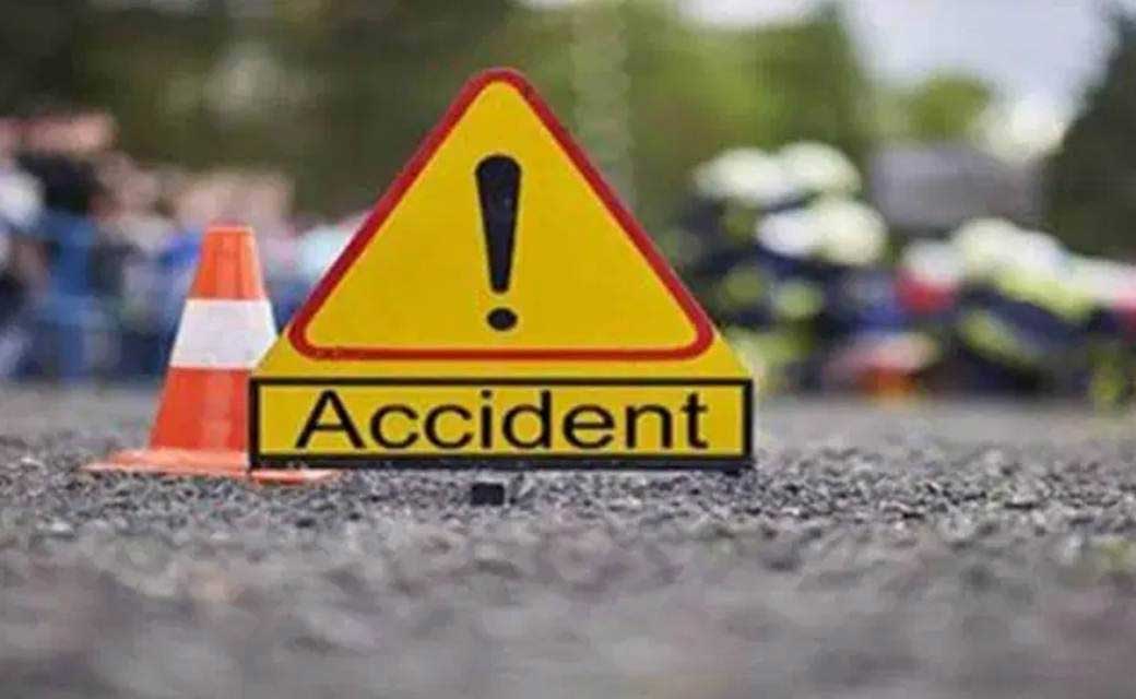 महासमुंद : कार से ठोकर मारकर घर में लगे लोहे के दरवाजा और मोटर सायकल को क्षतिग्रस्त कर फरार हुआ कार चालक.