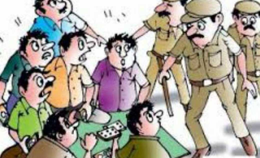 तेन्दूकोना : 14 जुआरियो को घेराबंदी कर पकड़ा गया. - CG Sandesh