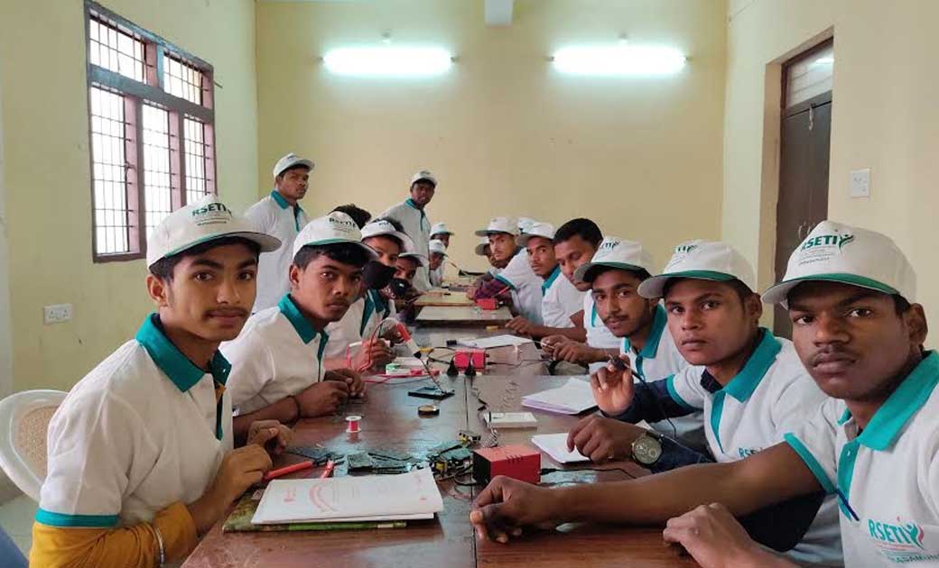 महासमुंद : मनरेगा से जुड़े 18 युवाओं को मोबाईल रिपेयरिंग का न... - CG Sandesh