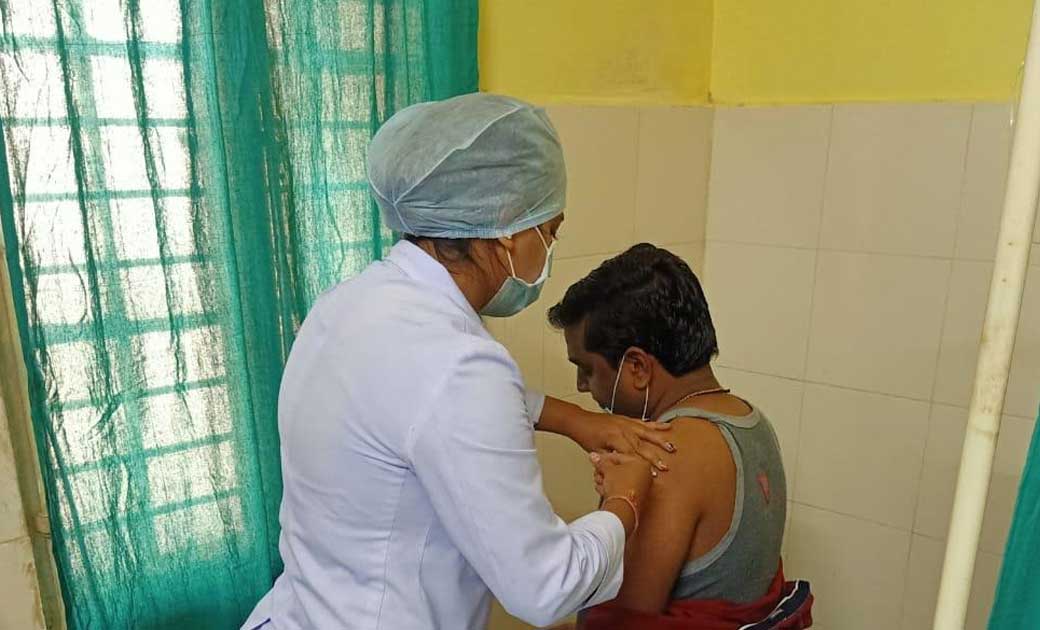 महासमुंद : डाॅ. छत्रपाल चन्द्राकर ने लगवाया टीका - CG Sandesh