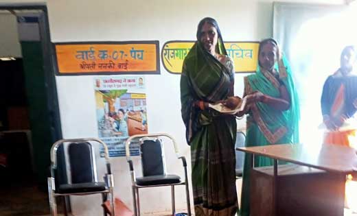 सरधापाठ में मितानिन दिवस पर मितानिन को साल और श्री फल दे कर ... - CG Sandesh