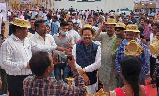 ग्रामीण समूह की महिलाओं व हस्तकारों को कोरोना के बाद एक बार ... - CG Sandesh