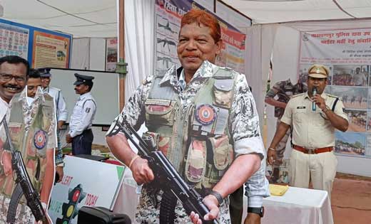 नारायणपुर विधायक ने पुलिस आरक्षक के रूप में लिया सेल्फ़ी, नार... - CG Sandesh