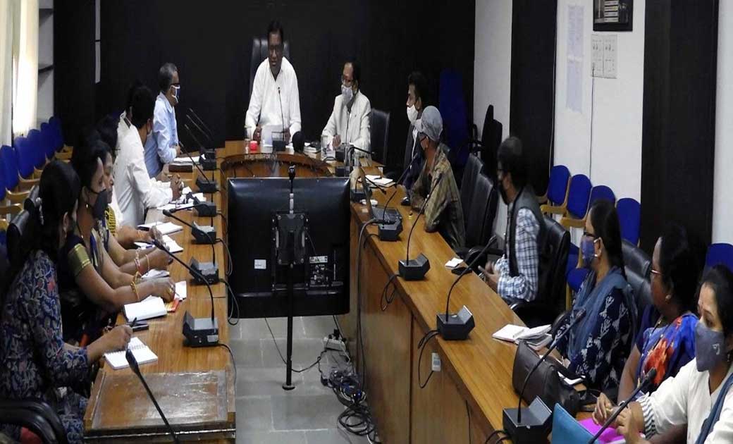 महासमुंद : कलेक्टर ने ली महिला एवं बाल विकास के अधिकारियों क... - CG Sandesh