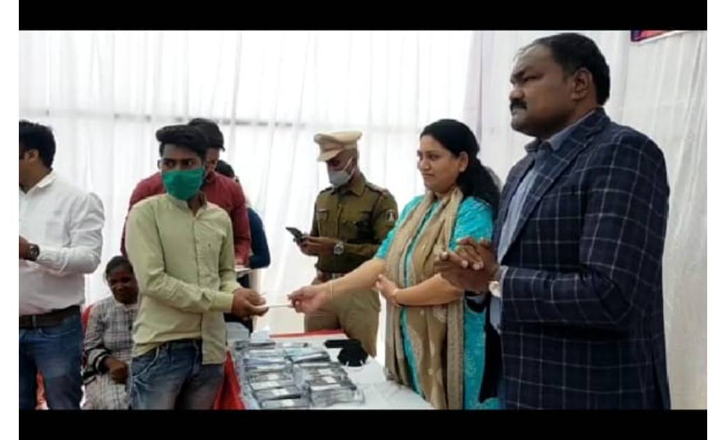 नव वर्ष 2021 में गुम 115 मोबाईल बरामद कर मोबाइल धारको को पुल... - CG Sandesh