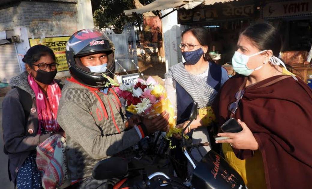 महिला डिप्टी कलेक्टरों ने की सड़क पर गांधीगिरी,  हेलमेट लगाए ... - CG Sandesh