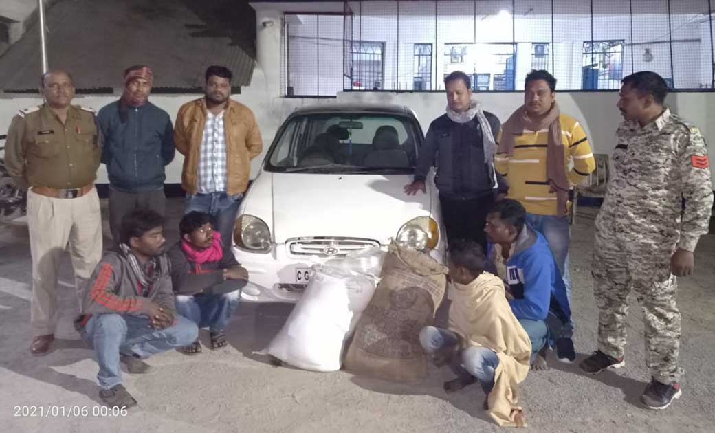 सेंट्रो कार में महुआ शराब परिवहन करते चार आरोपी गिरफ्तार। आरोपियों के पास से 120 लीटर महुआ शराब तथा एक सेंट्रों कार  जप्त।