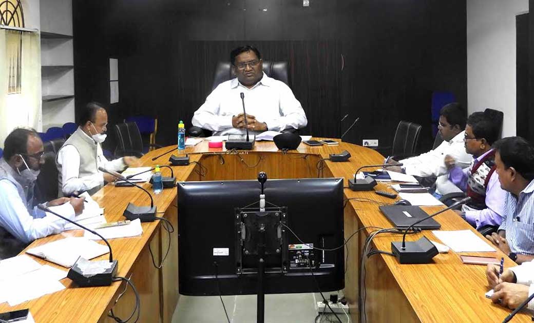 महासमुंद : कलेक्टर ने की नगरीय निकायों के विकास कार्यों, हित... - CG Sandesh