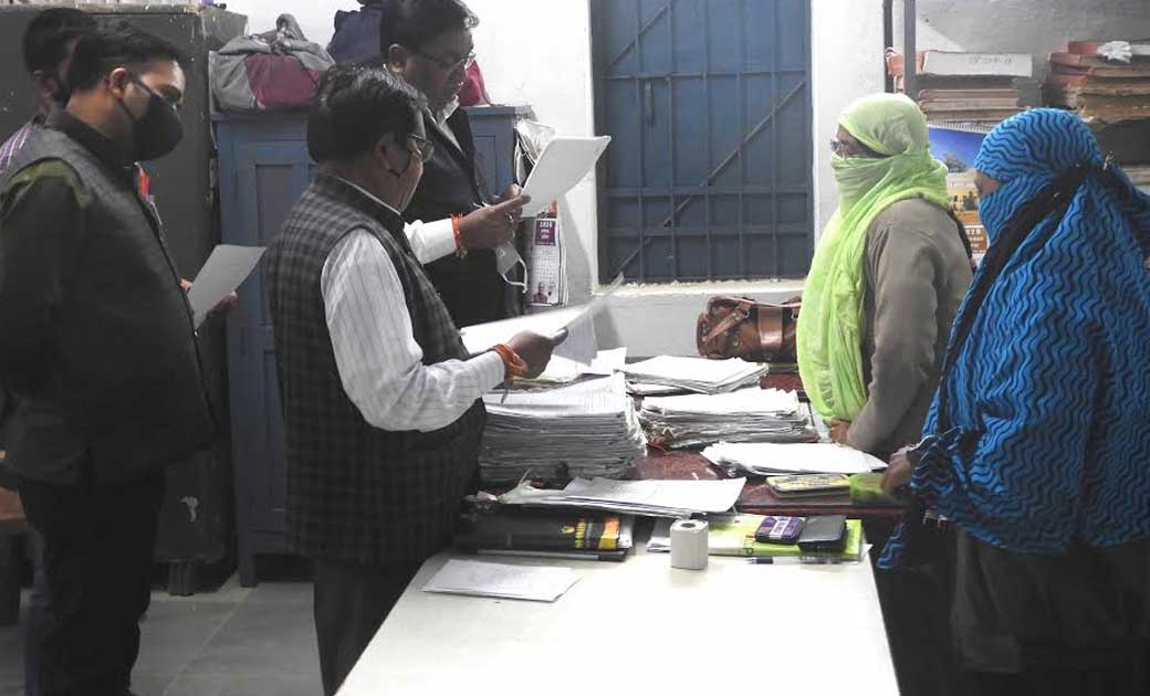 कलेक्टर सिंह ने बागबाहरा तहसील कार्यालय का किया निरीक्षण  - CG Sandesh