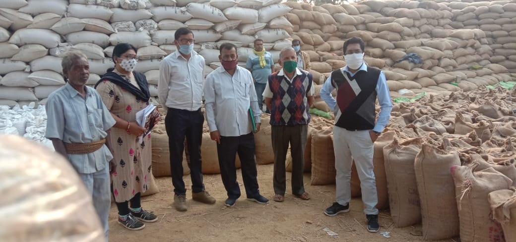 महासमुंद : अवैध रूप से रखे 394 बोरा (157.6क्विंटल) धान जप्त. - CG Sandesh