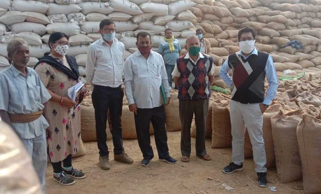 दूसरे नाम पर पंजीयन और बेच रहा अपना धान, करवाई 300 कट्टा धान... - CG Sandesh