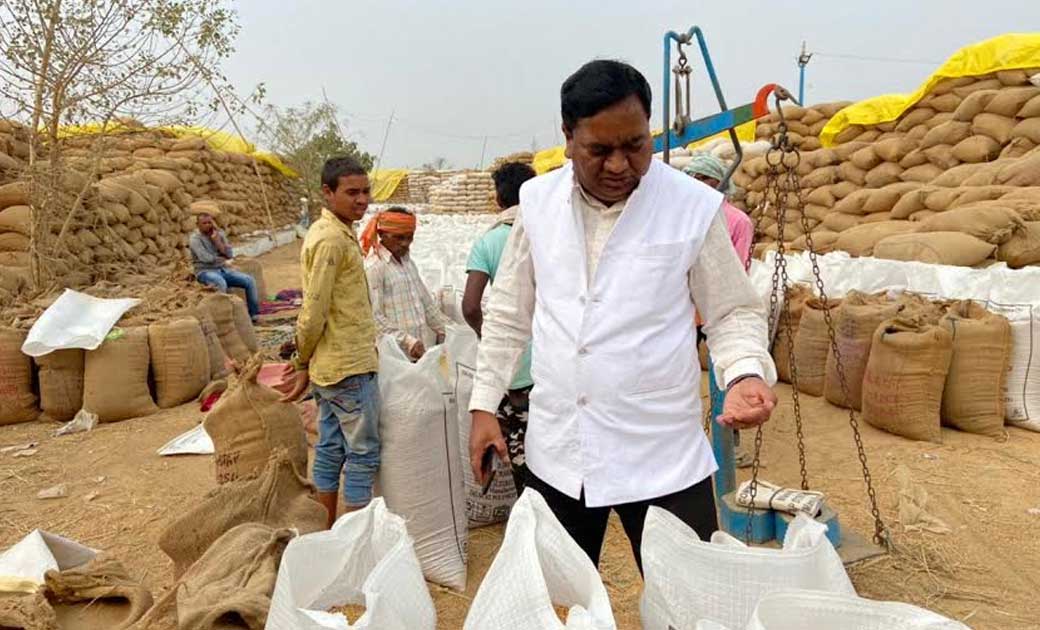 महासमुंद :  कलेक्टर ने धान खरीदी की आखिरी दिन चार उपार्जन के... - CG Sandesh
