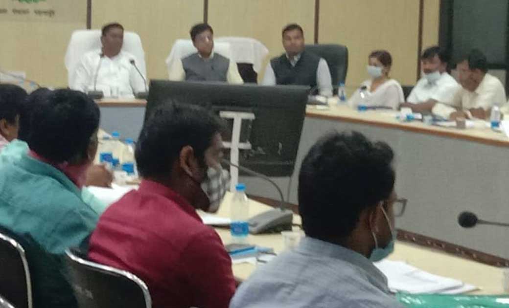 कलेक्टर ने ग्रामीण क्षेत्रों में संचालित योजनाओं एवं कार्यक्... - CG Sandesh