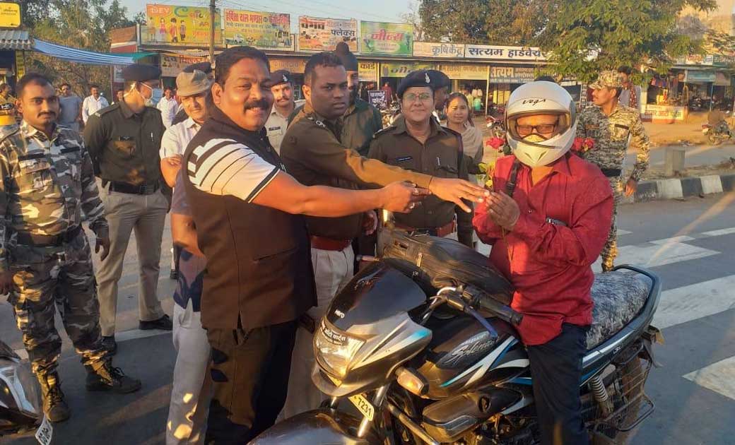 महासमुंद : हमर पुलिस हमर संग के बैनर तले यातायात जागरूकता रै... - CG Sandesh