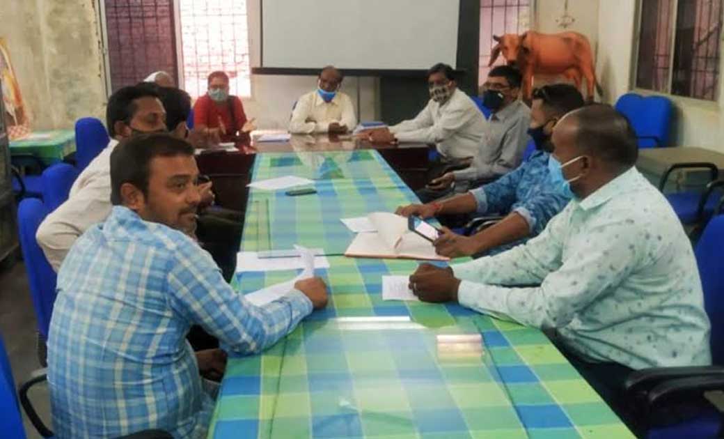 महासमुंद :  डाॅ. झारिया ने ली बर्ड फ्लु को लेकर स्थानीय पोल्... - CG Sandesh
