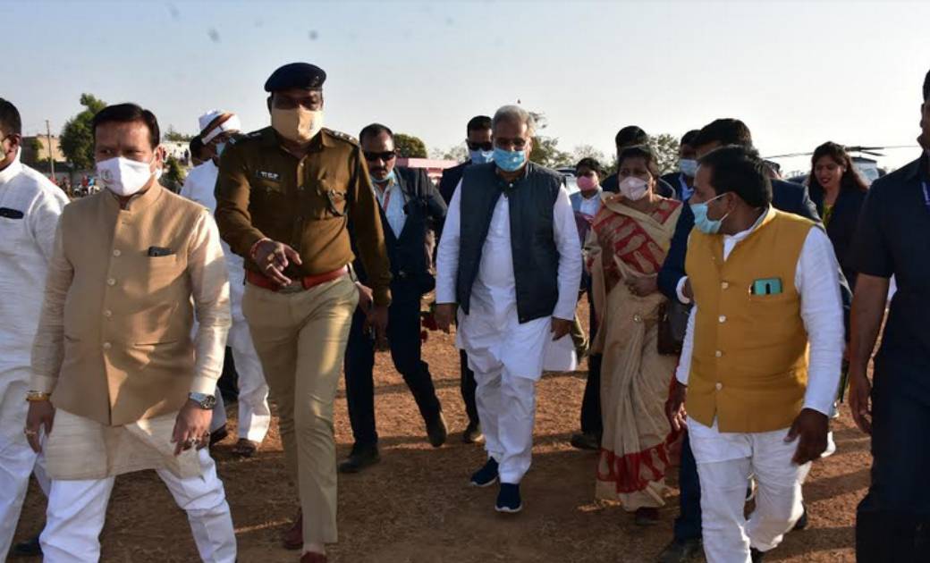 महासमुंद : मुख्यमंत्री  भूपेश बघेल का हैलिपेड स्थल पर कलेक्ट... - CG Sandesh