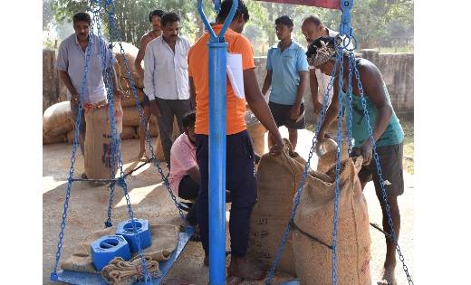 किसानों से धान तौलते समय सुखती-झुकती के नाम पर अधिक मात्रा म... - CG Sandesh