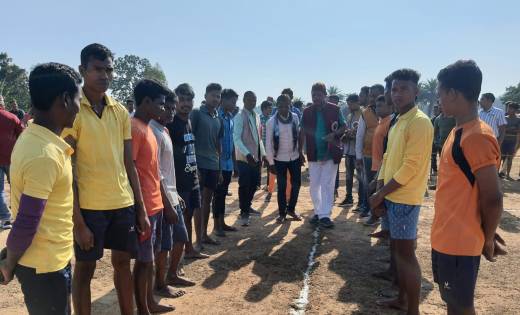 विधायक चंदन कश्यप ने स्वयं रेफरी का भूमिका निभा कर  हंगवा मे... - CG Sandesh