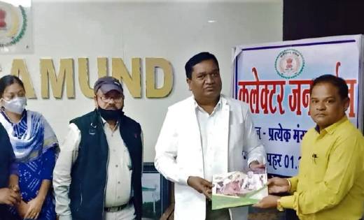 महासमुंद: कलेक्टर को उप संचालक कृषि ने कॉफी टेबल बुक भेंट की - CG Sandesh