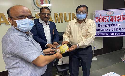 महासमुंद  : फोल्डेबल माइक्रोस्कोप जिला शिक्षा अधिकारी को सौं... - CG Sandesh