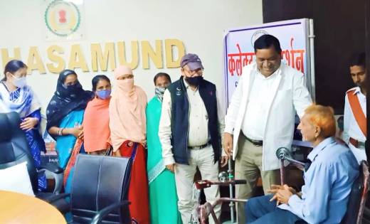 महासमुंद : जनदर्शन में कलेक्टर ने दिव्यांग मुकेश रायचुरा को ... - CG Sandesh