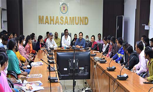 महासमुंद : कलेक्टर सहित जिला अधिकारियों ने प्रतियोगी परीक्षा... - CG Sandesh