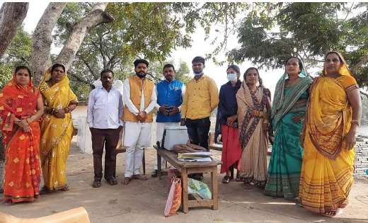 किसान नेता अशवंत तुषार साहू ने किया टीकाकरण केंद्र का निरीक्... - CG Sandesh