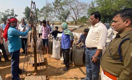 महासमुंद : कलेक्टर ने तीन धान खरीदी केंद्रों का किया निरीक्ष... - CG Sandesh