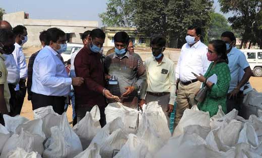 महासमुंद :डॉ. मनिंदर कौर द्विवेदी ने धान उपार्जन केंद्रों मे... - CG Sandesh