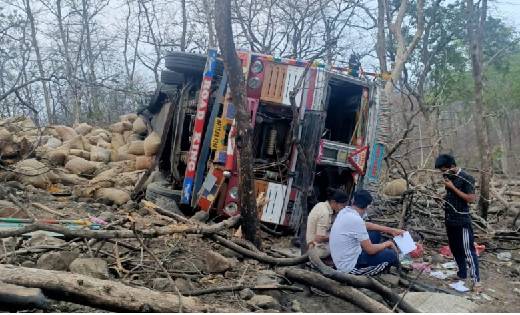 दर्दनाक सड़क हादसा : ट्रक 100 फीट गहरी खाई में गिरा, ड्राइवर ... - CG Sandesh
