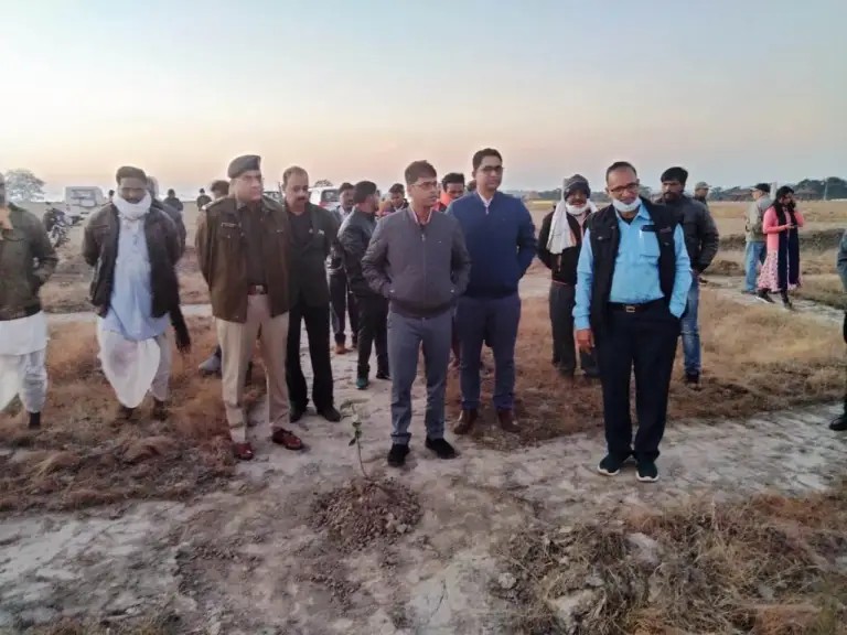 कलेक्टर और पुलिस अधीक्षक ने  कोरवाओं के लिए बनाए जा रहे निर्... - CG Sandesh