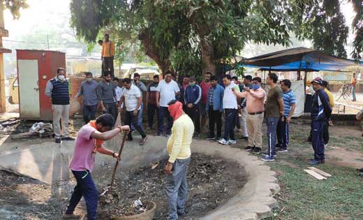 महासमुंद : कलेक्टर ने घूम-घूम कर सरकारी कार्यालयों की साफ़-स... - CG Sandesh